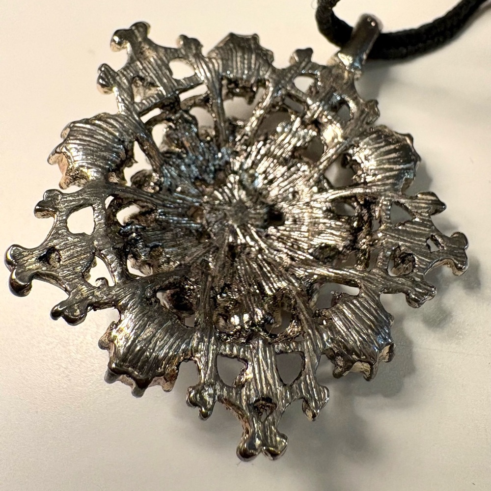 Vintage Style Red & Clear Rhinestone Snowflake Pendant Necklace - Picture 4 of 4